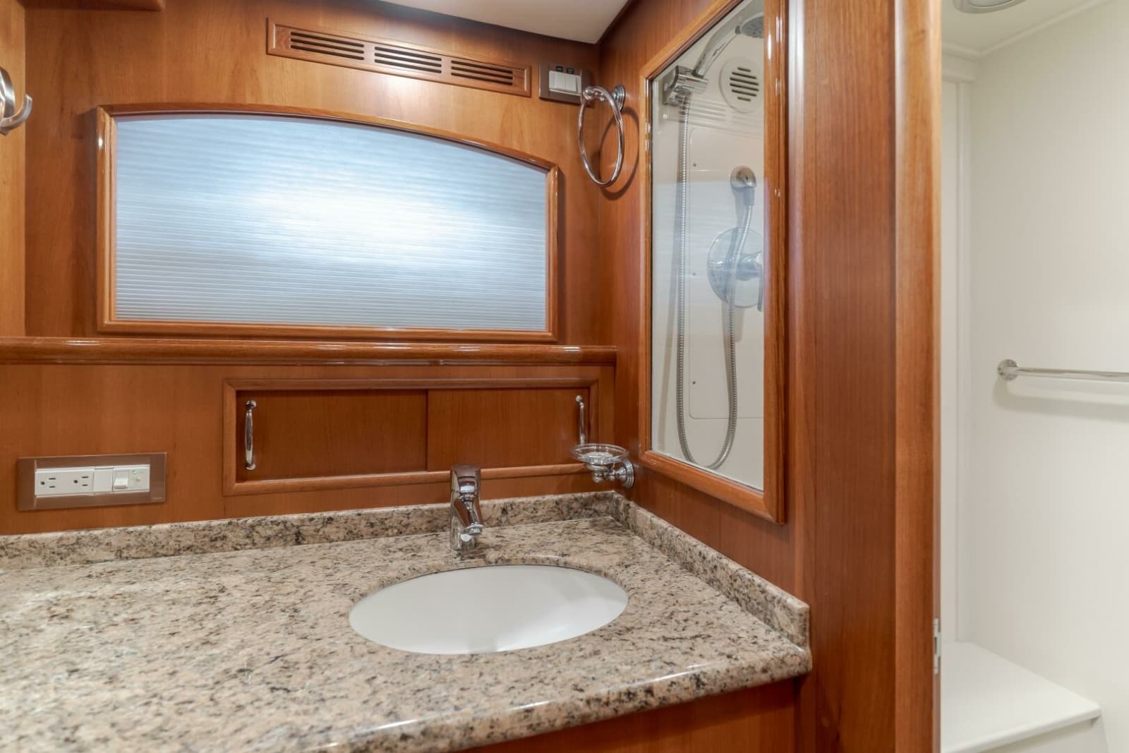 2008 Grand Banks 59 Aleutian RP - Photo 24