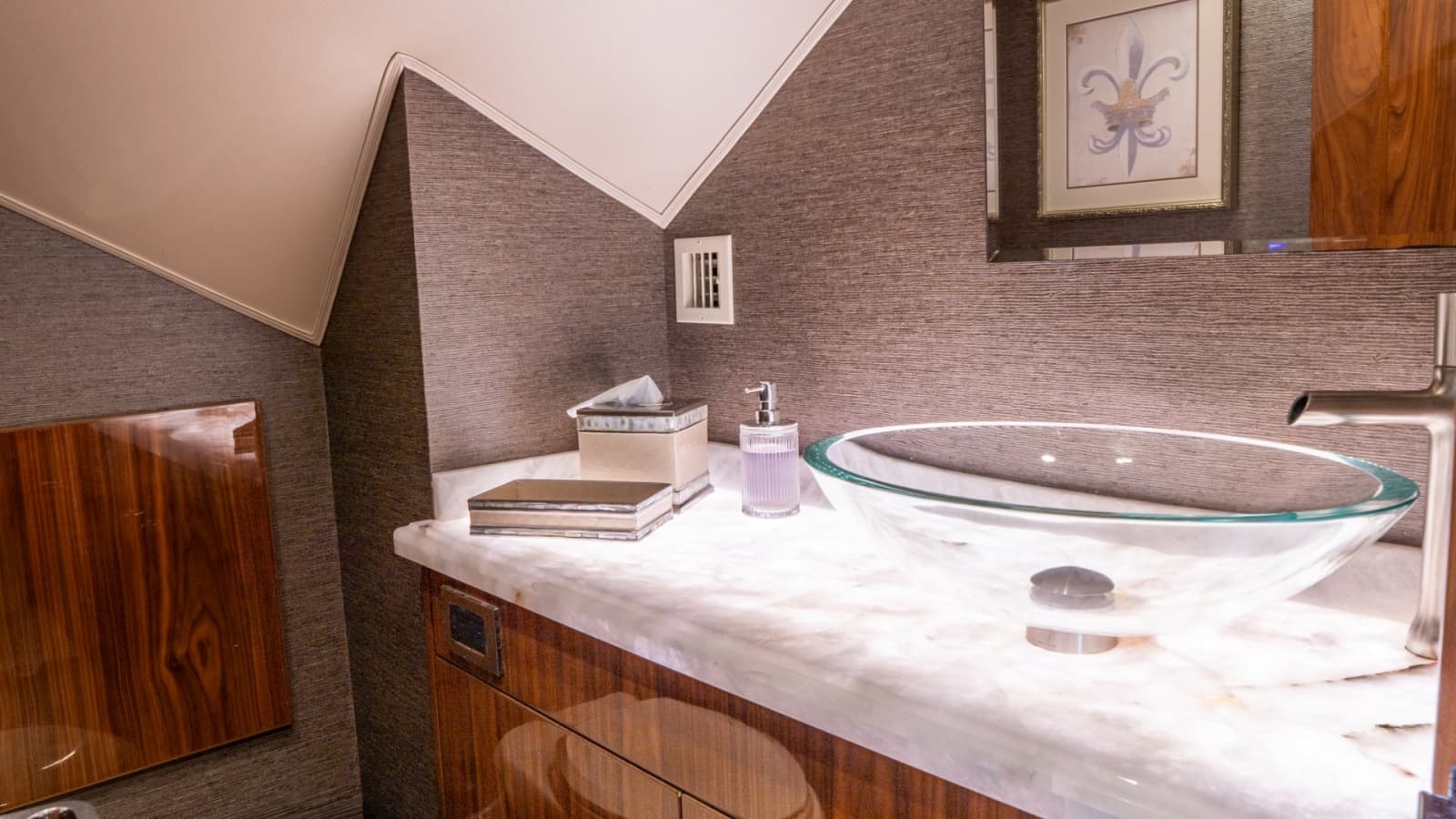 2020 Viking 92 Skybridge - Photo 45