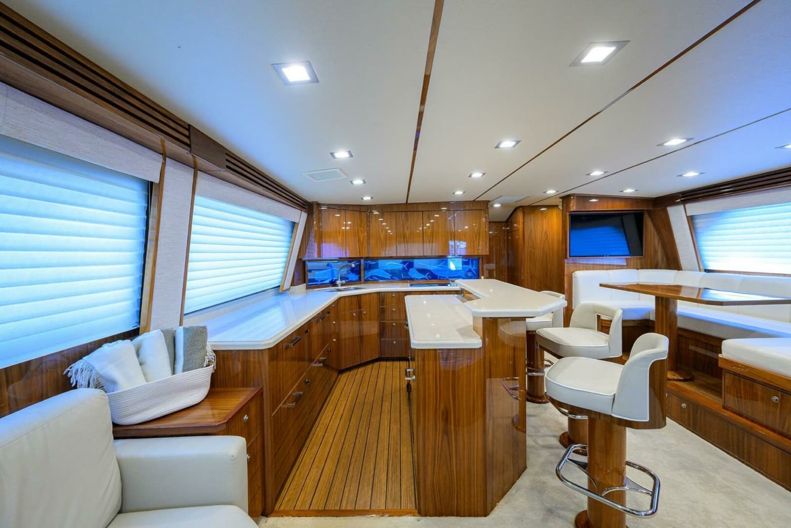 2021 Viking 72 Convertible - Photo 6