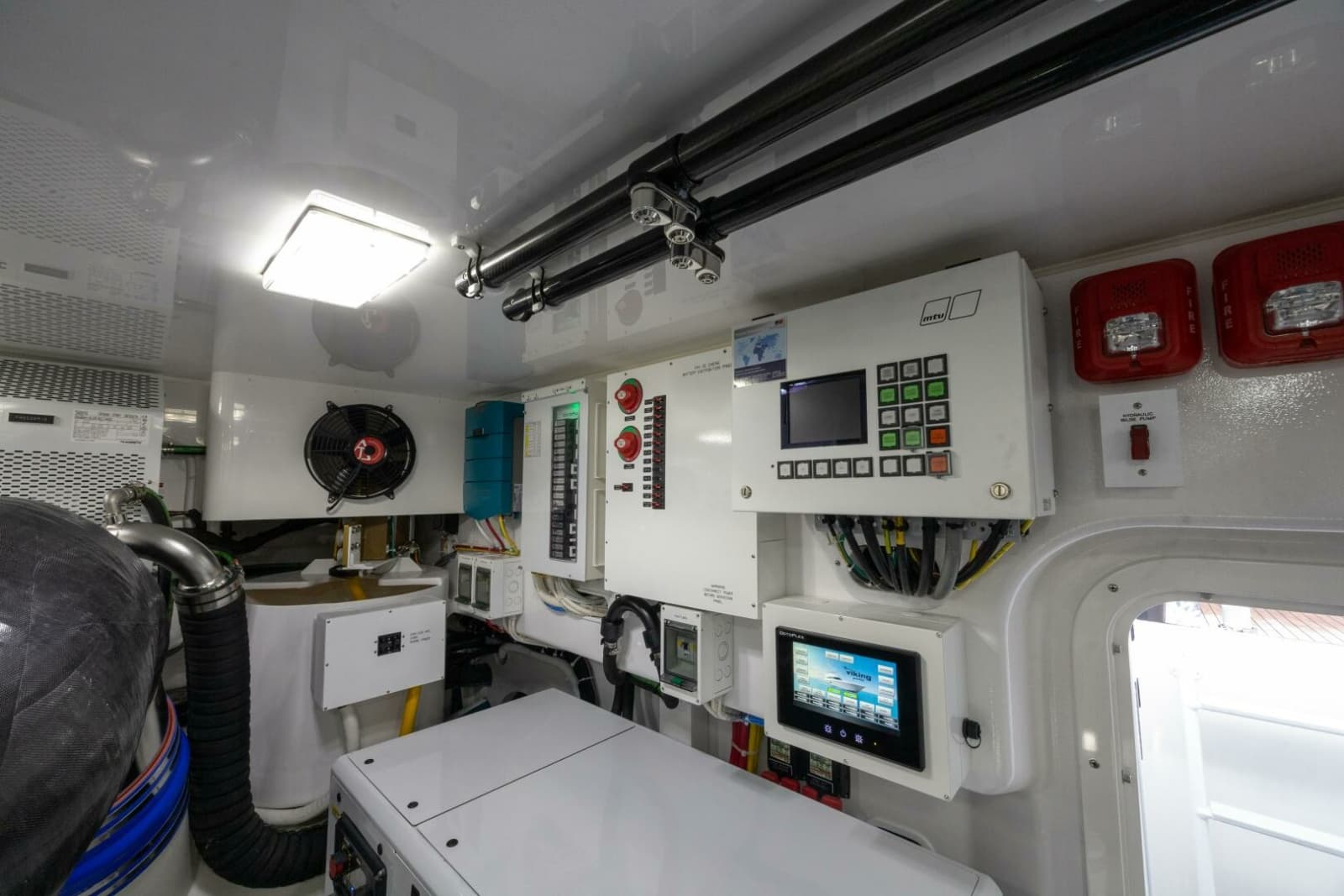 2025 Viking 82 Convertible - Photo 67