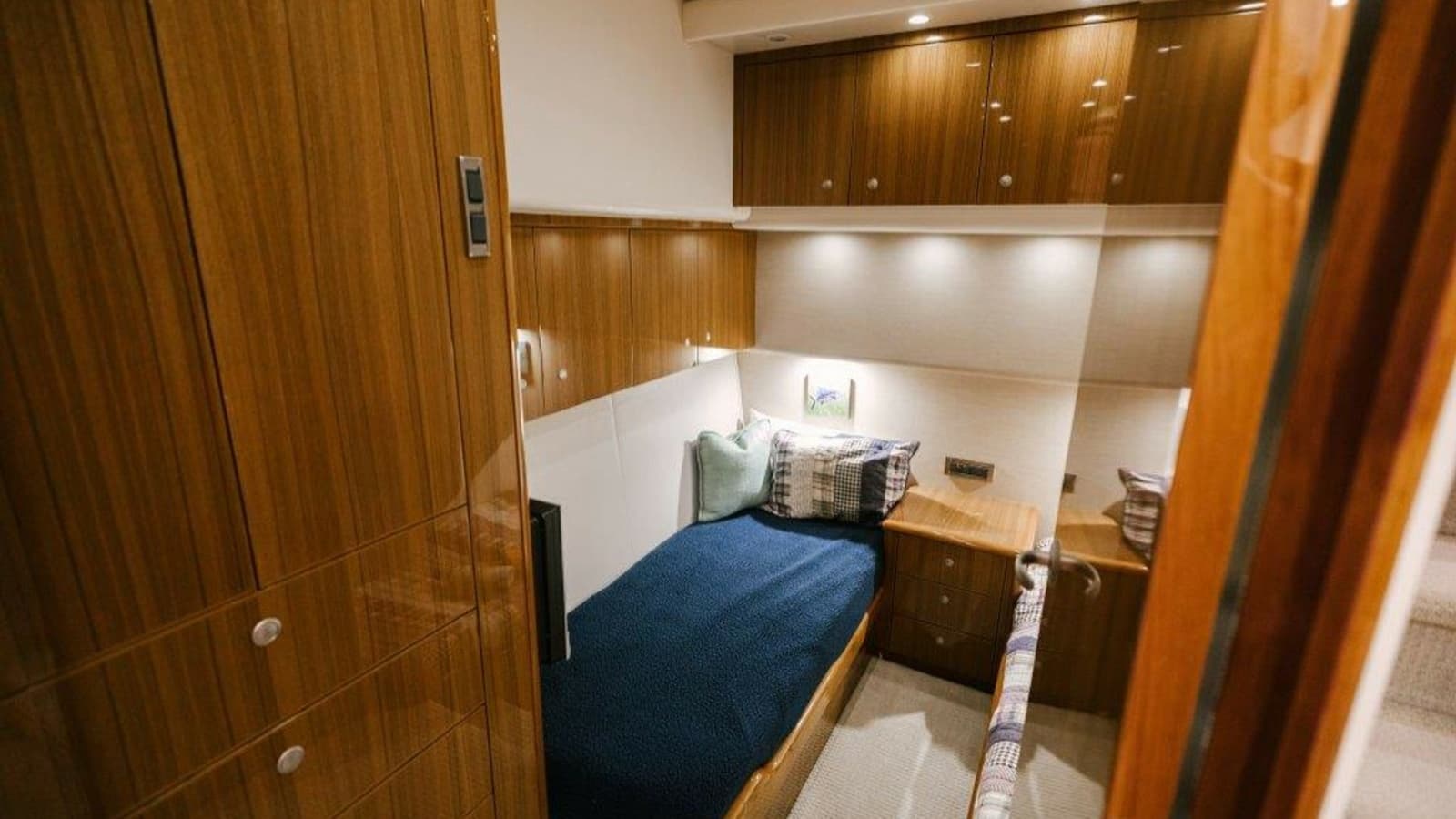 2007 Viking 64 Convertible - Photo 21