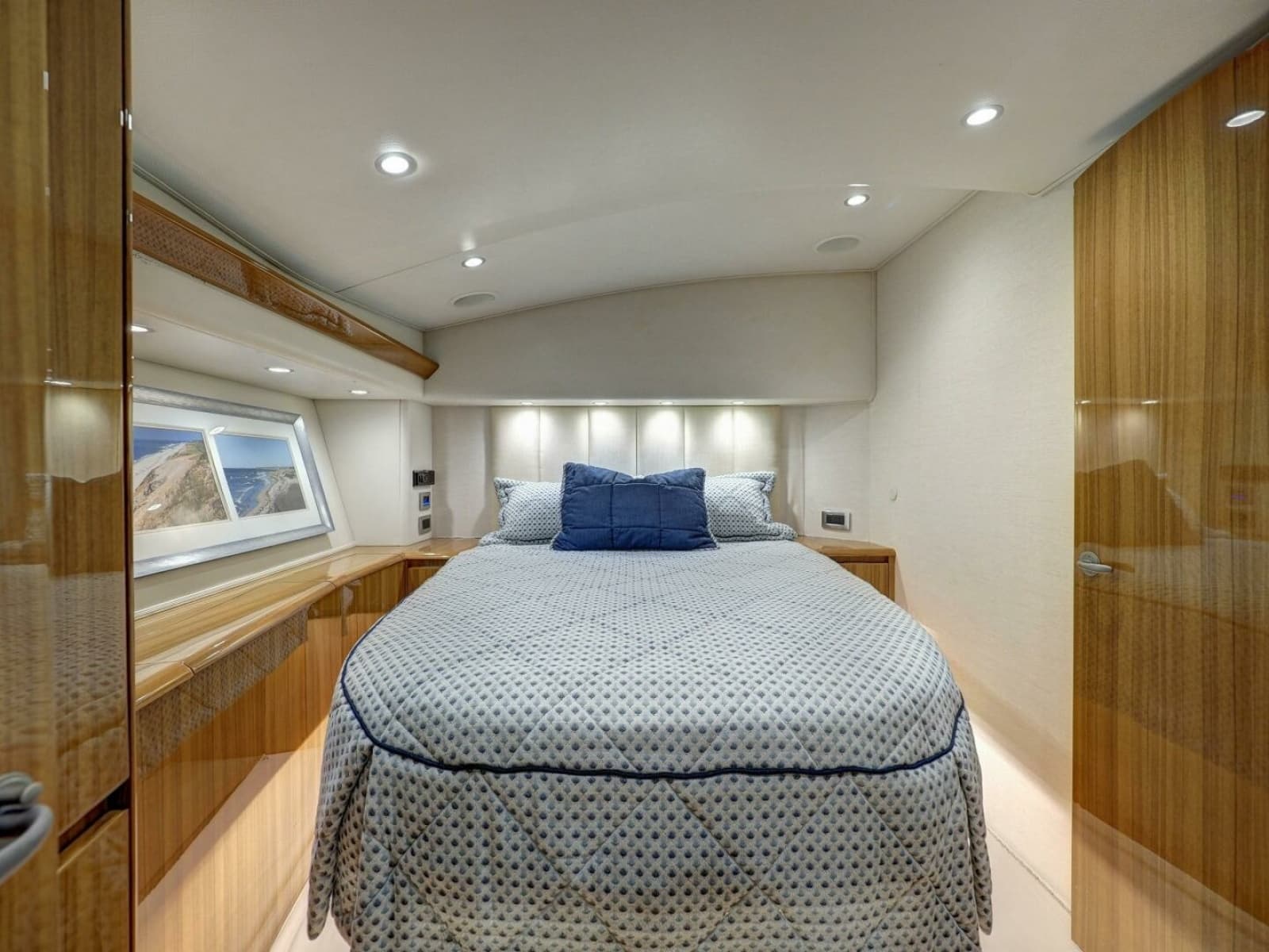 2017 Viking 52 Convertible - Photo 18