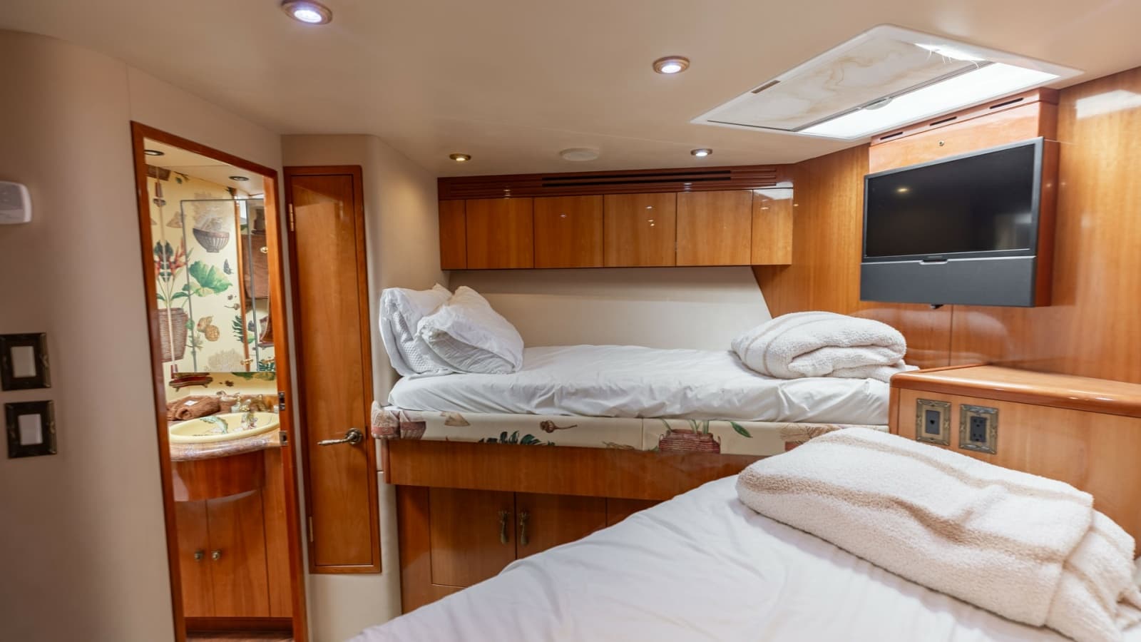 2007 Hatteras 68 Convertible - Photo 25