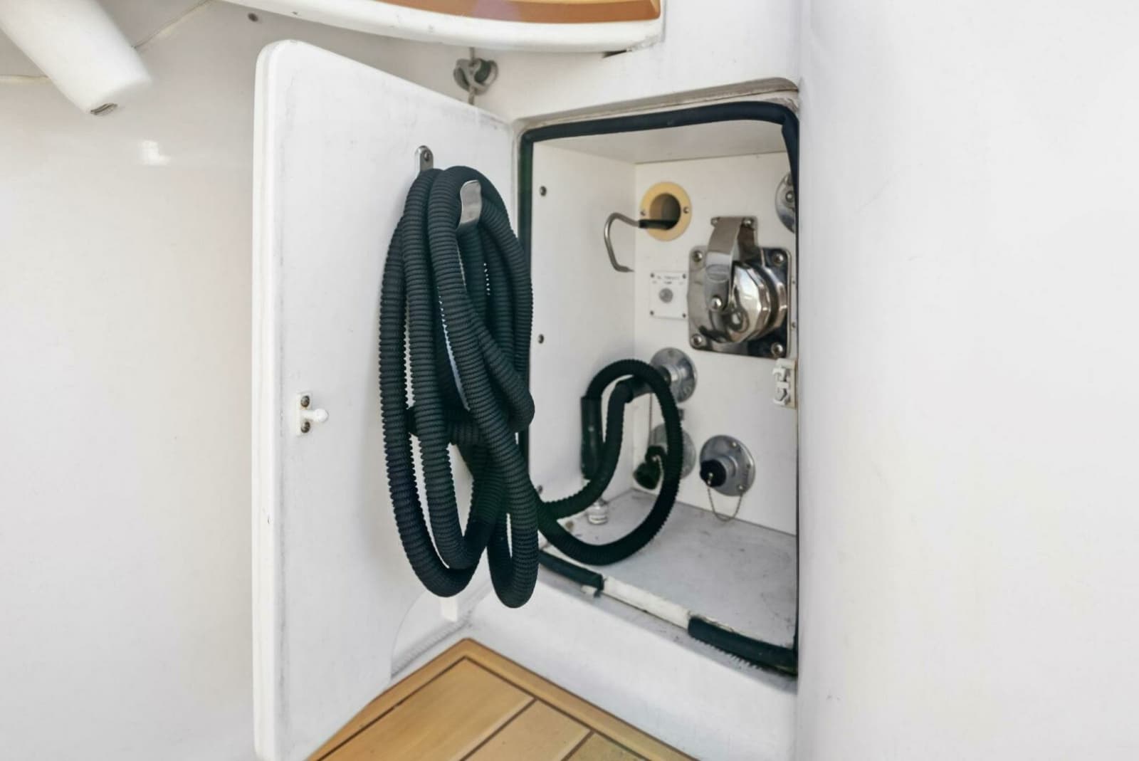 2002 Viking 65 Convertible - Photo 21