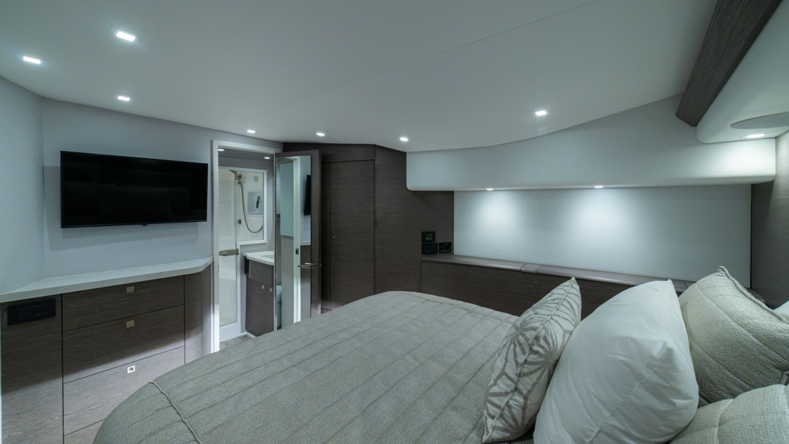 2024 Viking 64 Convertible - Photo 32