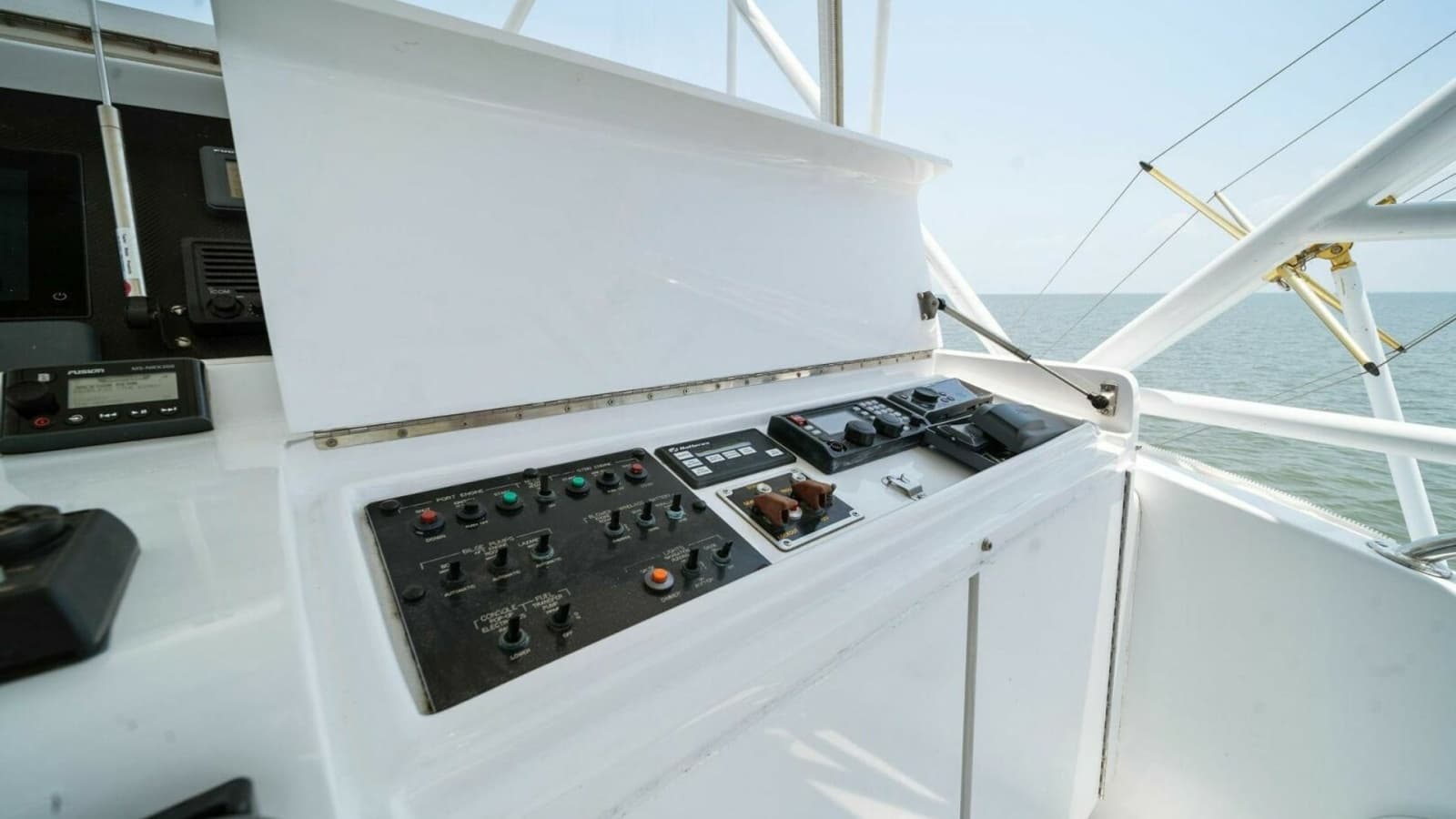 2003 Hatteras 54 Convertible - Photo 53