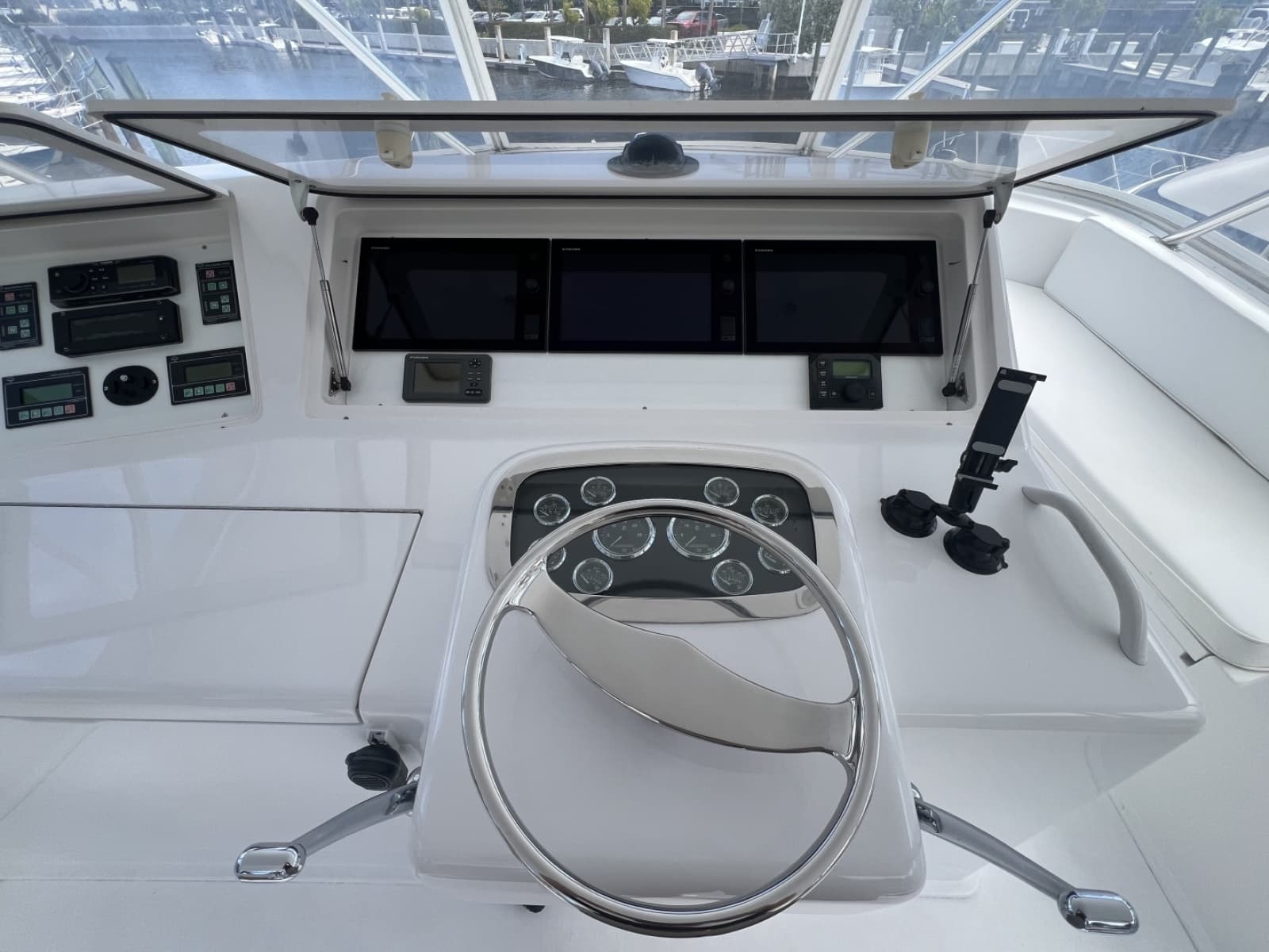 2003 Viking 52 Convertible - Photo 15