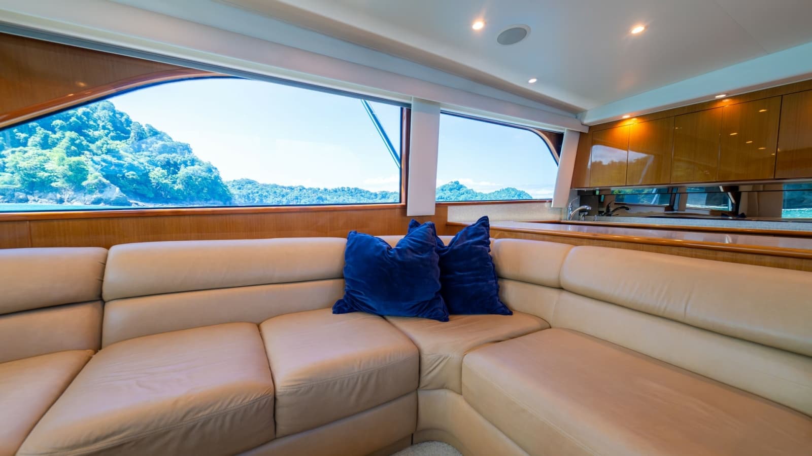 2001 Viking 61 Convertible - Photo 12