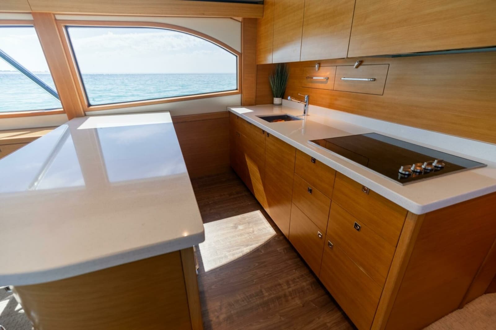 2016 Hatteras GT60 - Photo 14