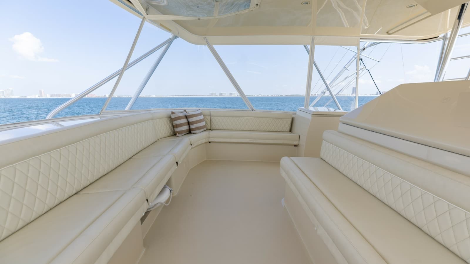 2007 Hatteras 68 Convertible - Photo 38