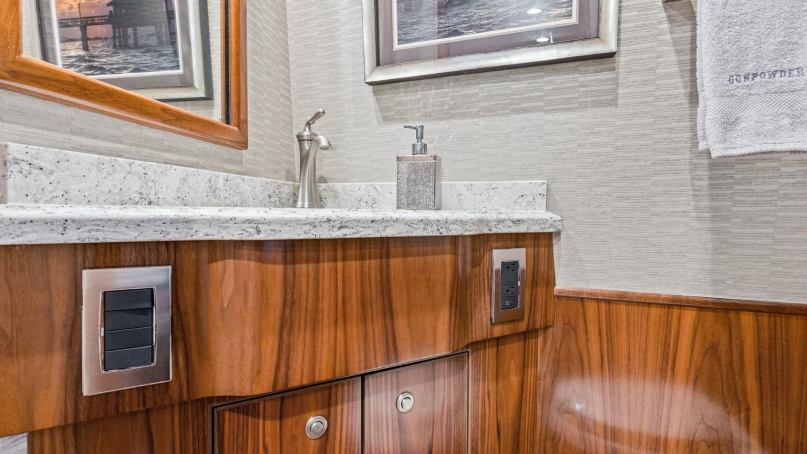 2020 Viking 68 Convertible - Photo 12
