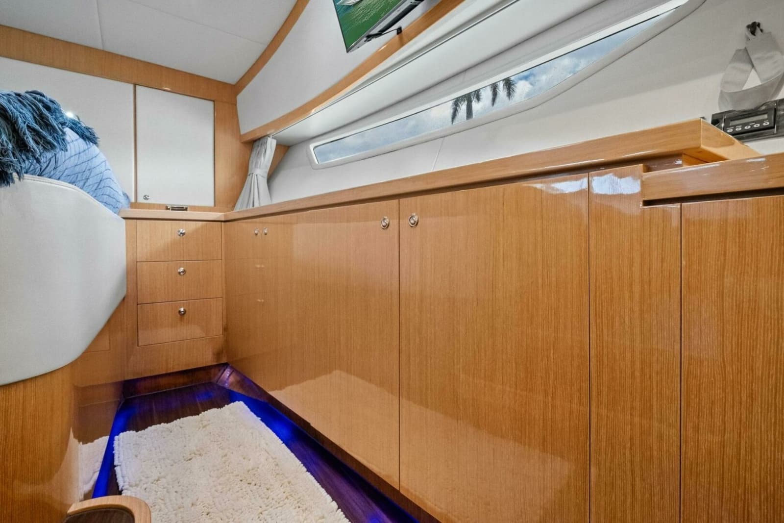 2018 Mares 47 Outboard Express Catamaran - Photo 34