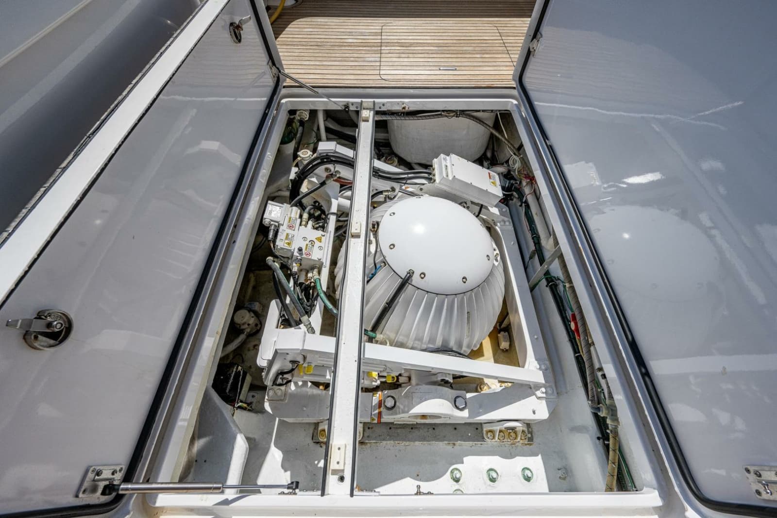 2005 Viking 74 Convertible - Photo 52