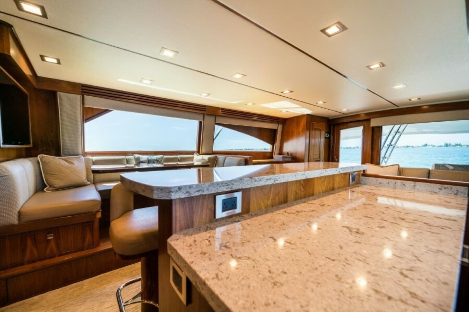 2018 Viking 72 Convertible - Photo 31