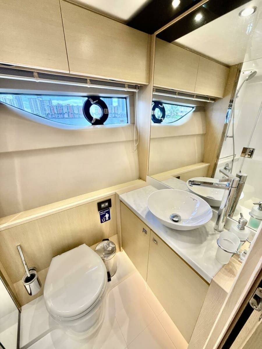 2017 Princess V58 - Photo 31