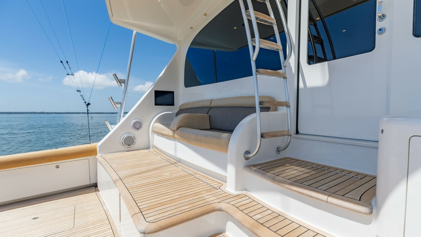 2016 Viking 80 Convertible - Photo 43