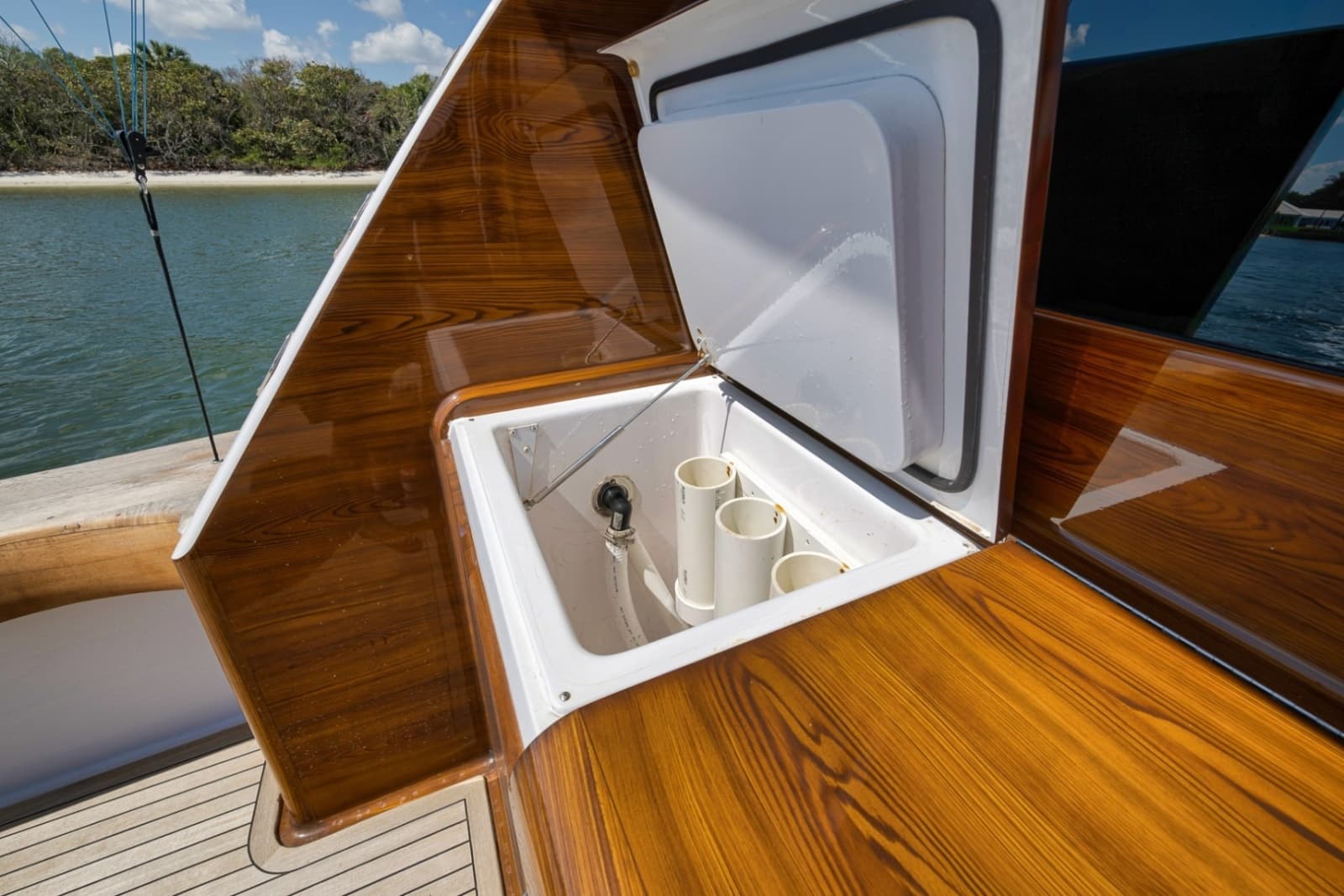 2003 Viking 52 Convertible - Photo 24