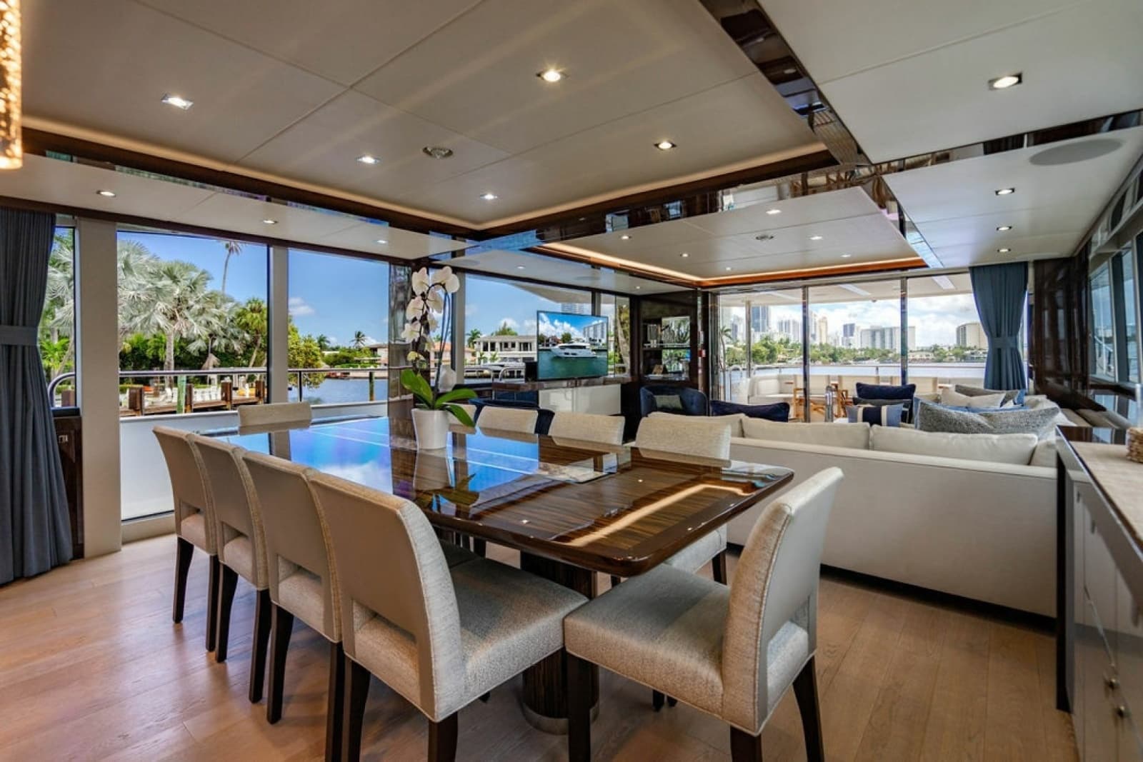 2019 Sunseeker 95 Motor Yacht - Photo 38