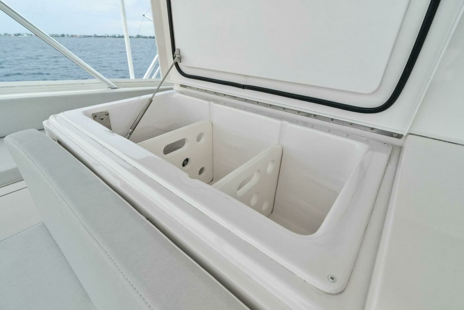 2006 Viking 61 Convertible - Photo 72