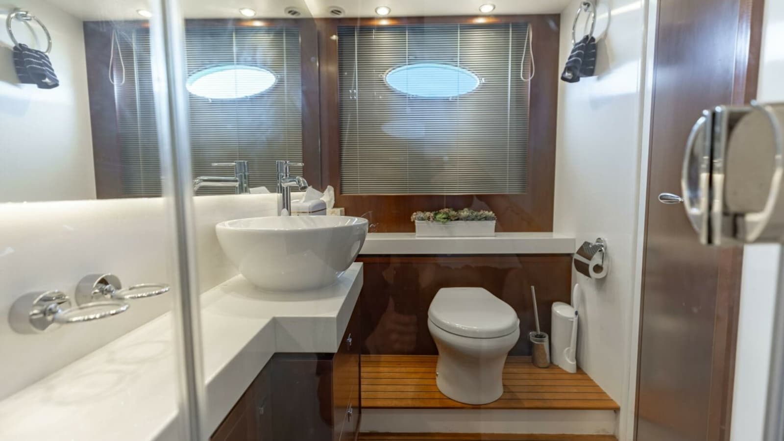 2011 Princess 64 - Photo 16