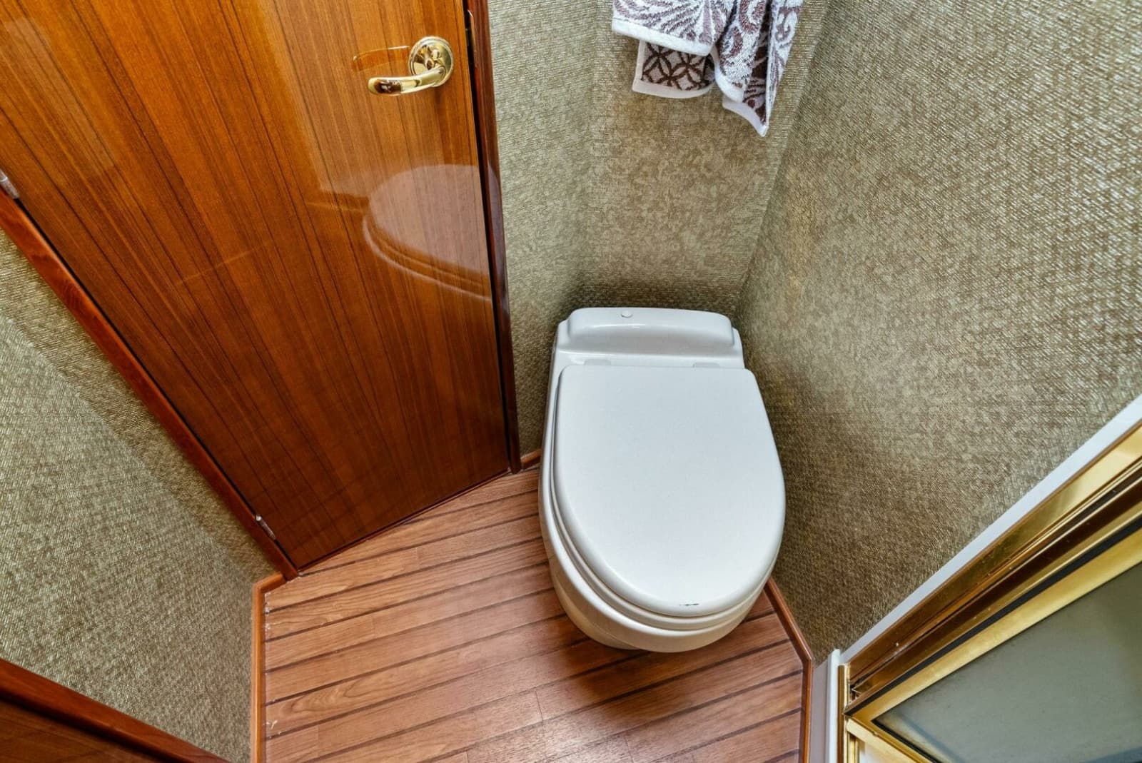 2006 Viking 61 Convertible - Photo 30