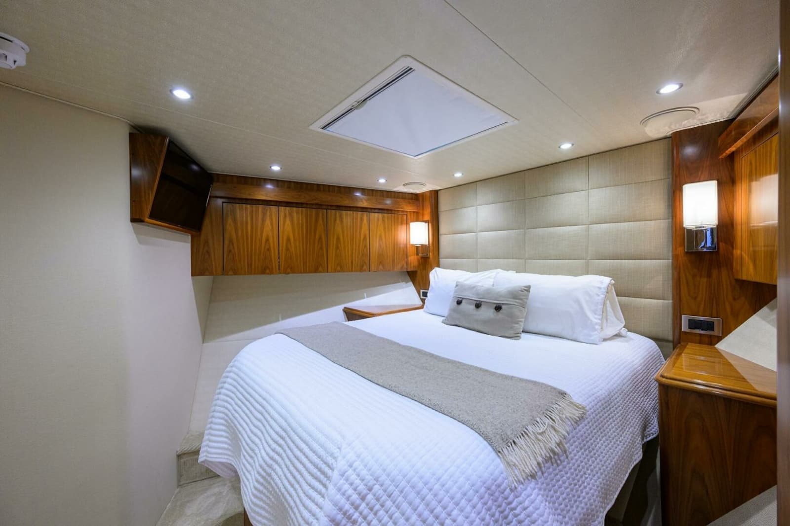 2017 Viking 92 Enclosed Bridge - Photo 55