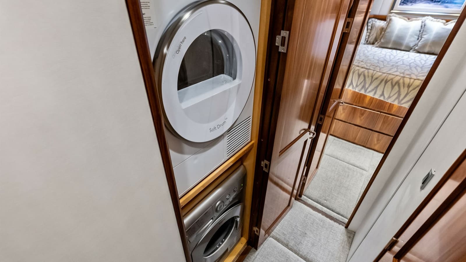 2018 Viking 62 Convertible - Photo 30