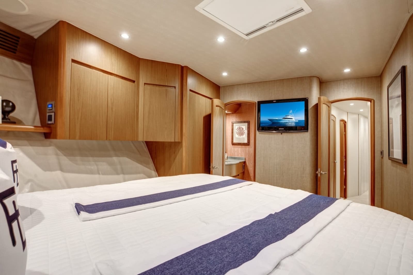 2010 Viking 82 Convertible - Photo 19
