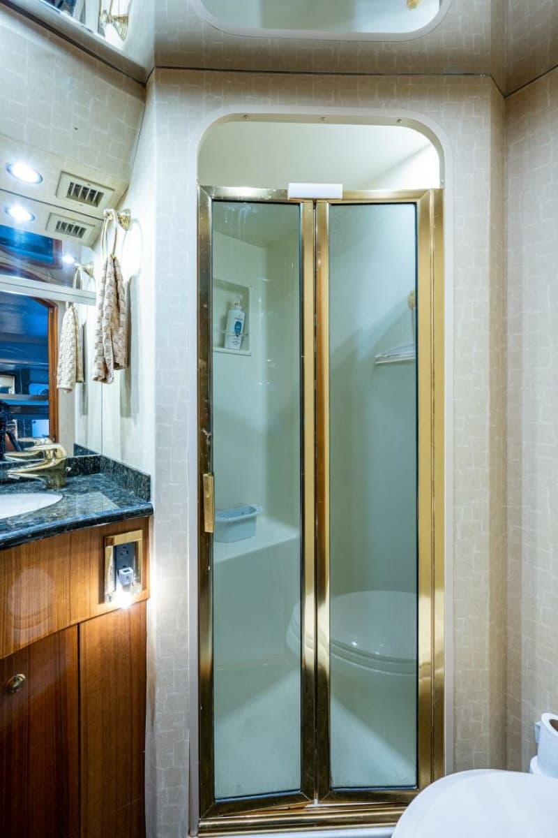 2005 Viking 74 Convertible - Photo 32