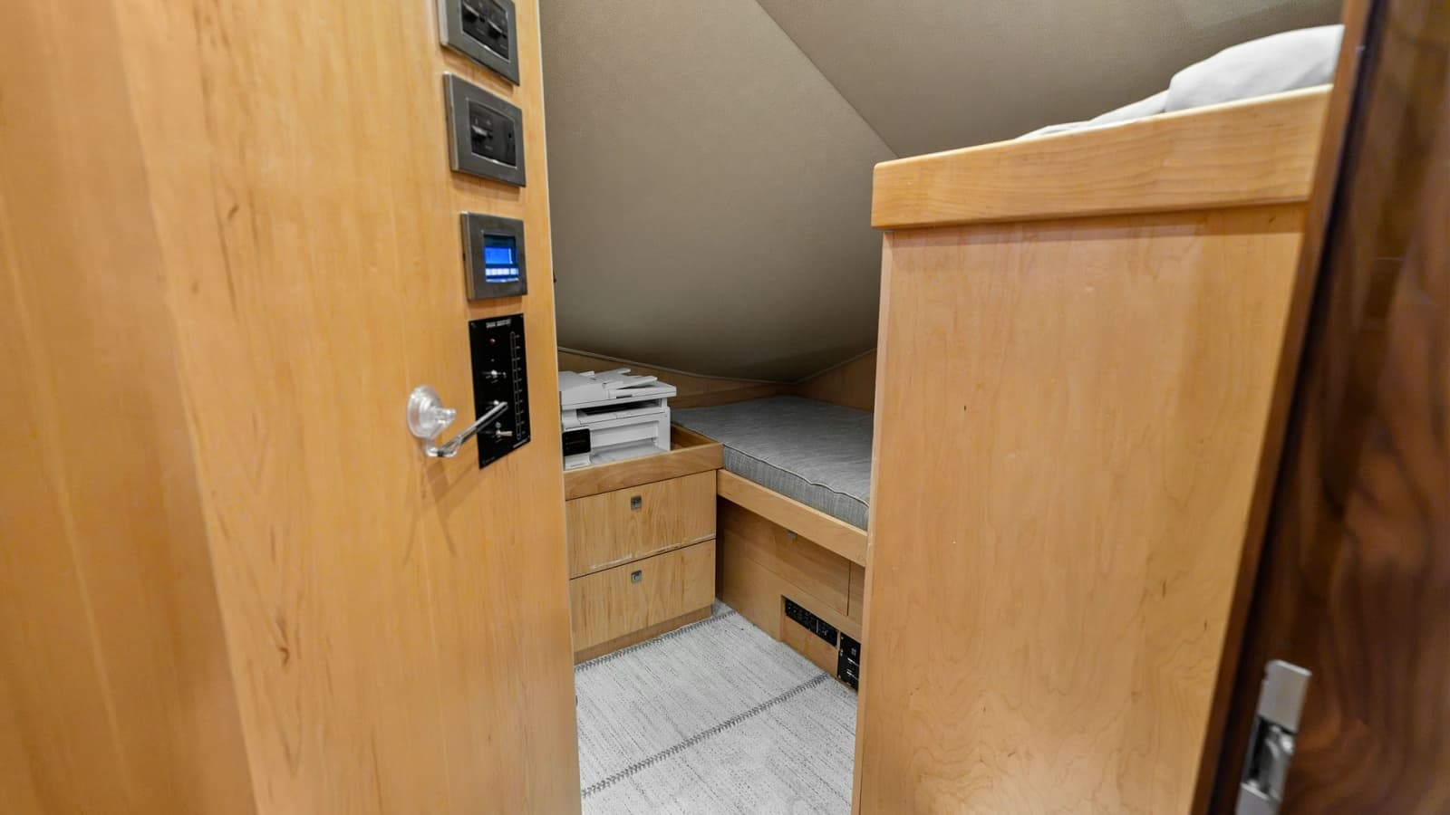 2016 Viking 80 Enclosed Bridge - Photo 27
