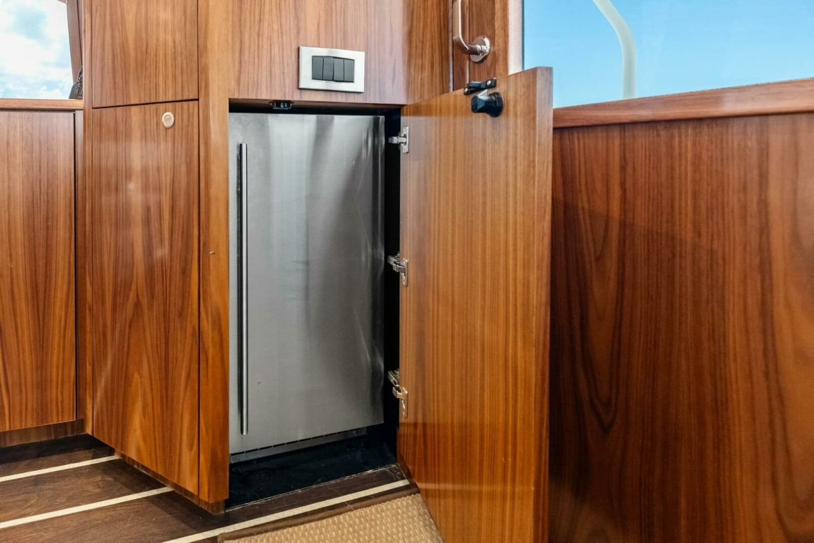2025 Viking 58 Convertible - Photo 13
