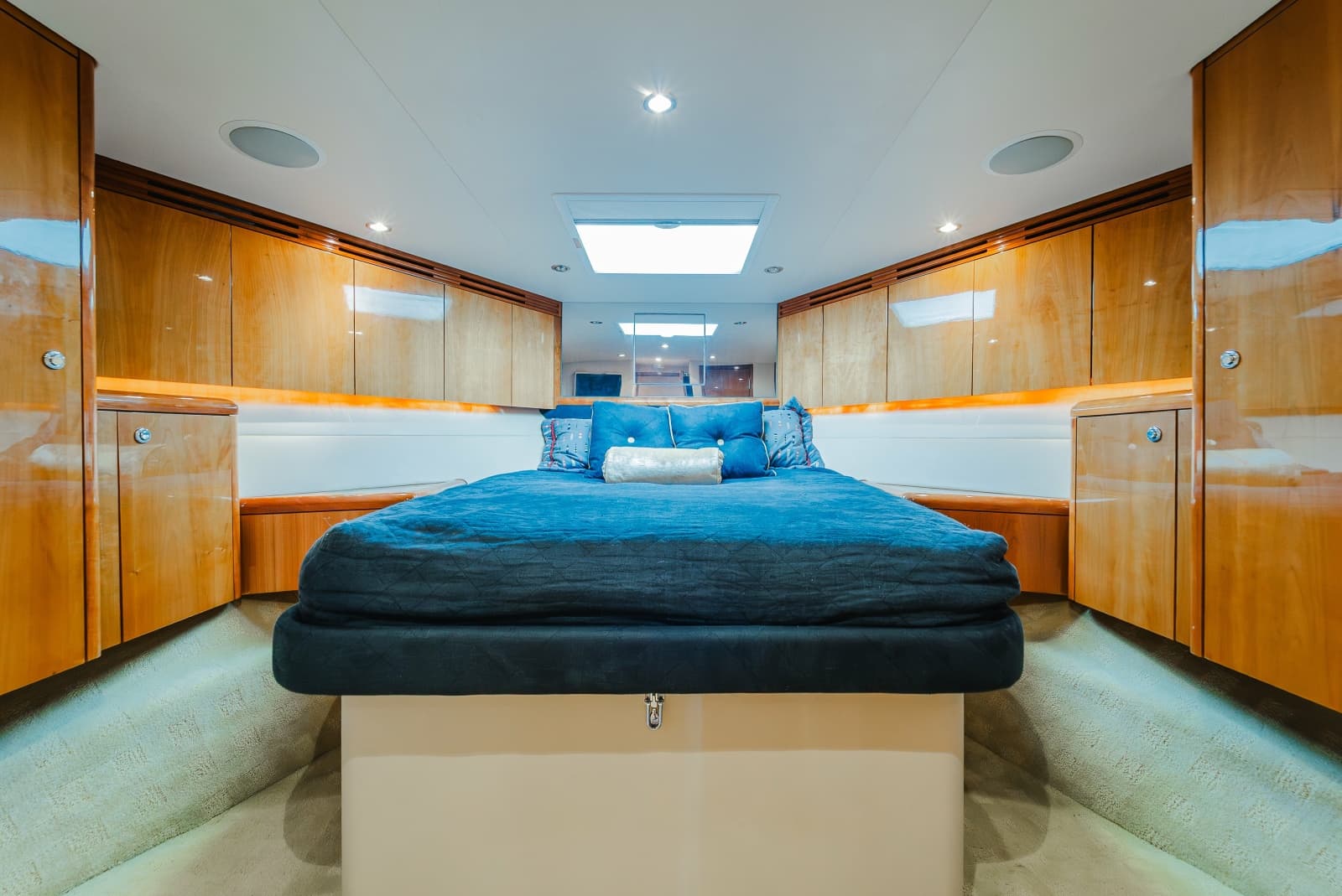2005 Hatteras 60 Convertible - Photo 12
