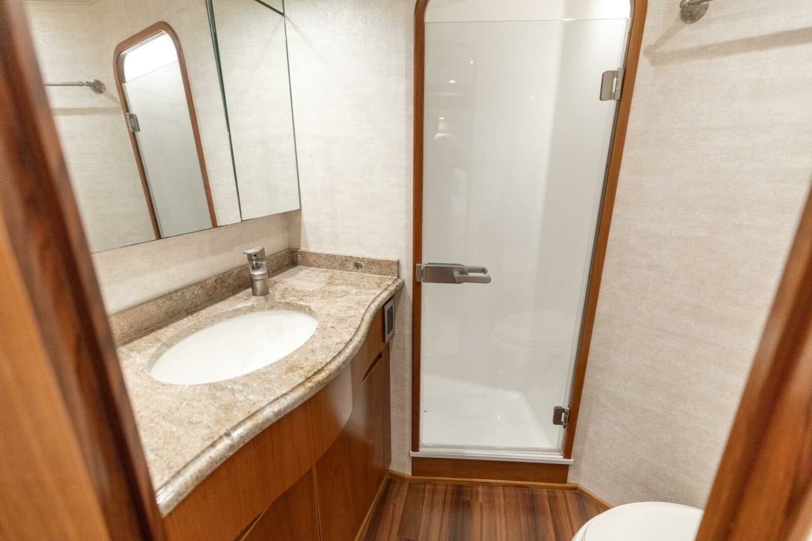 2015 Viking 70 Convertible - Photo 33