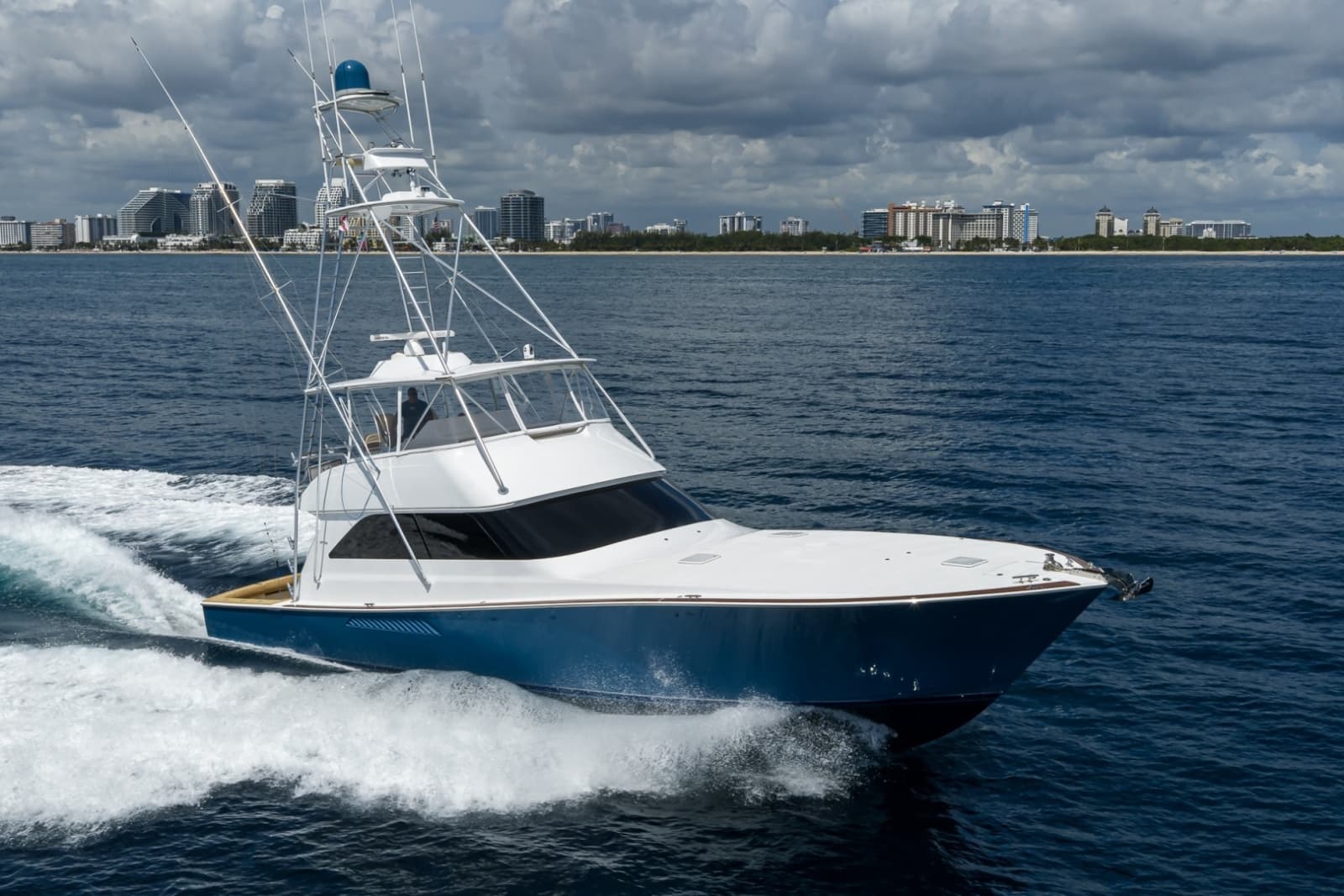 2002 Viking 61 Convertible - Photo 20