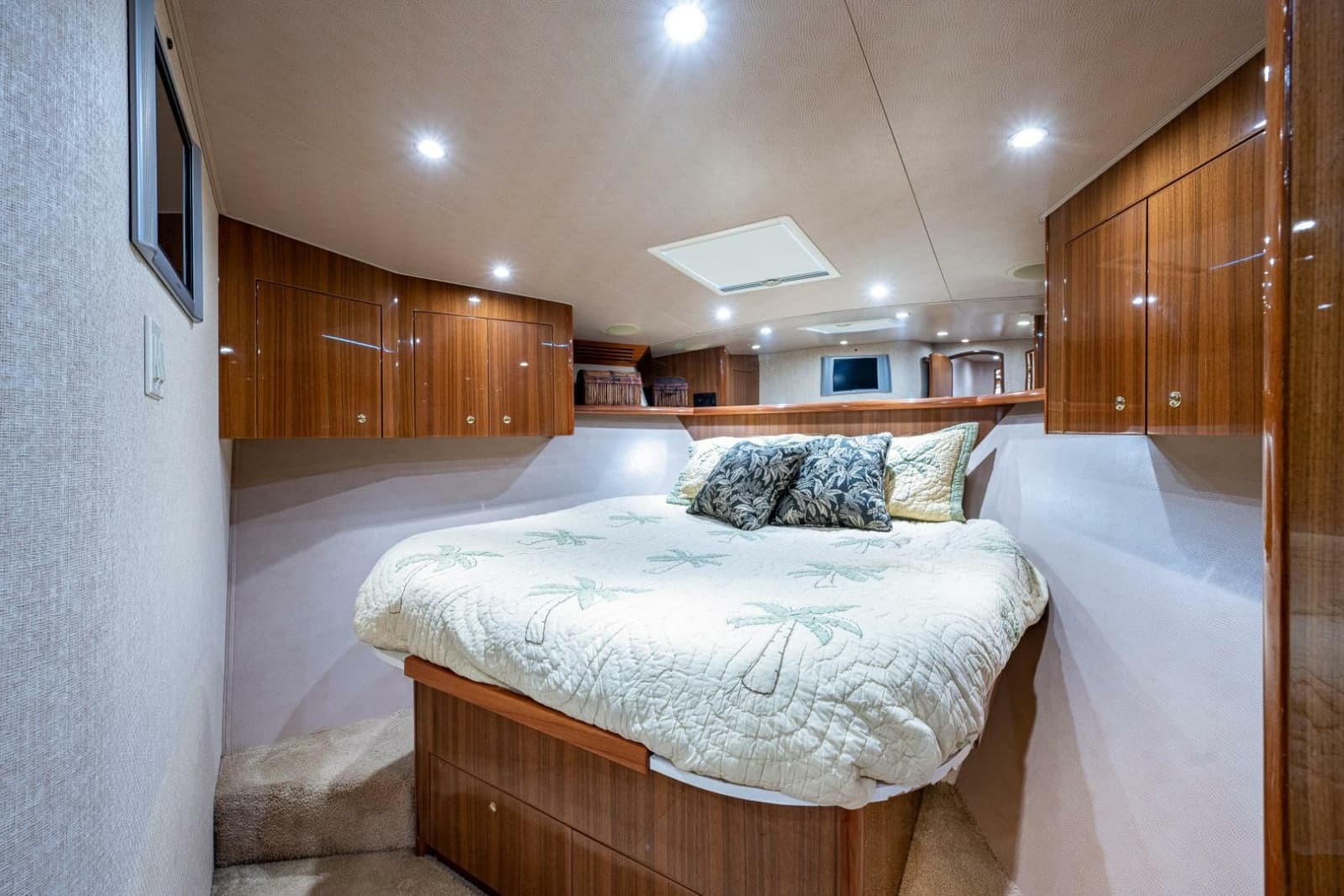 2005 Viking 74 Convertible - Photo 19
