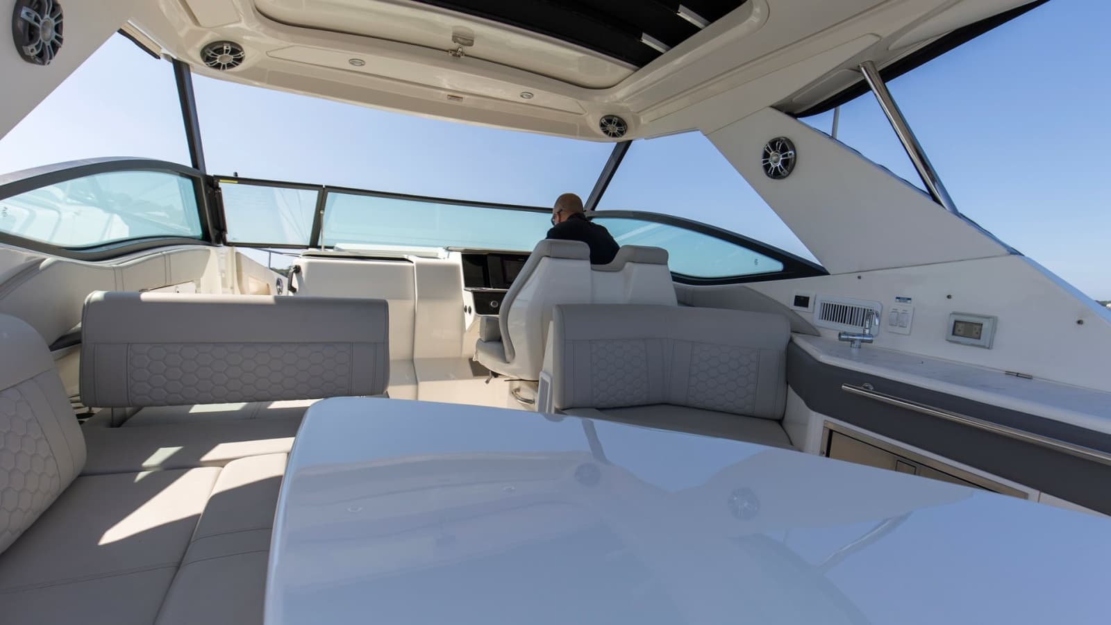 2022 Sea Ray 320 Sundancer OB - Photo 18