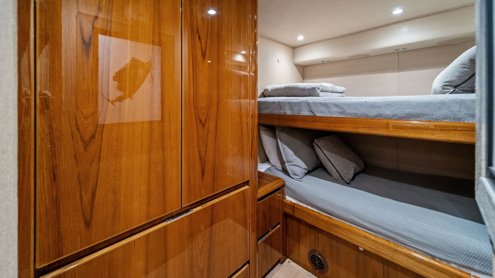 2015 Viking 70 Convertible  - Photo 31
