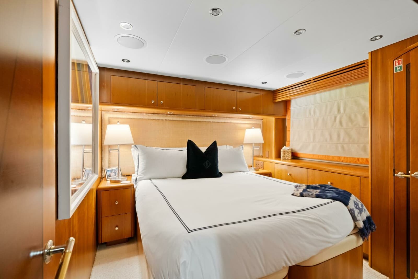 2005 Hatteras 100 Motor Yacht - Photo 8