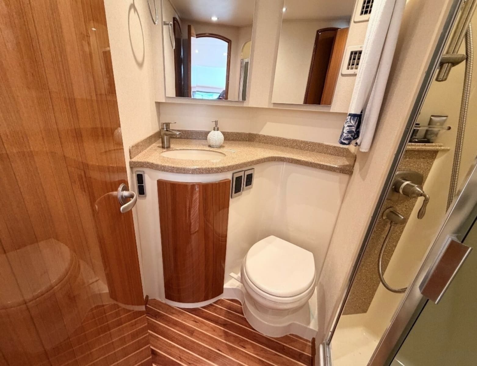 2015 Viking 42 Open - Photo 8