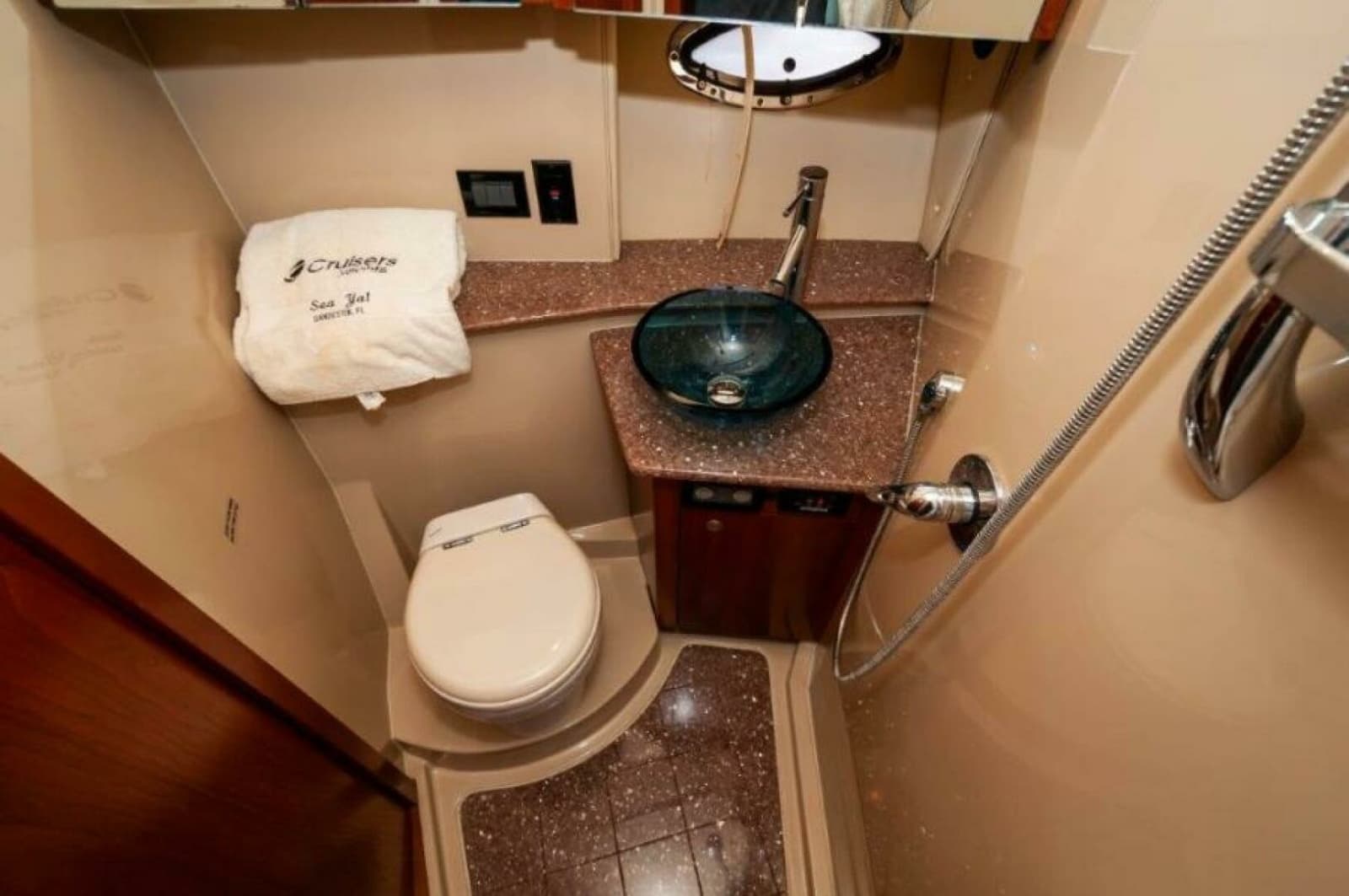 2006 Cruisers Yachts 477 Sport Sedan - Photo 22