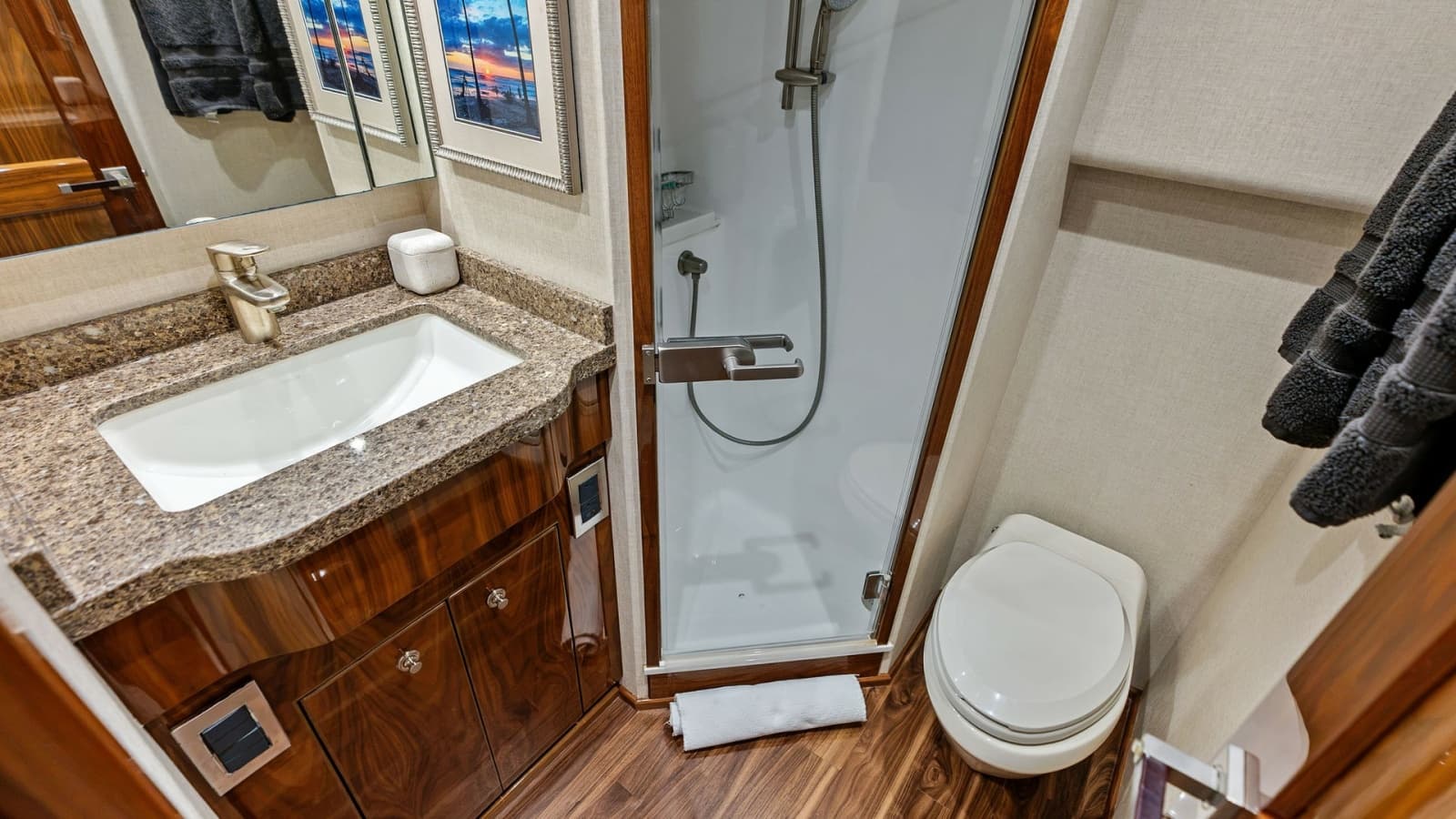 2017 Viking 80 Convertible - Photo 35
