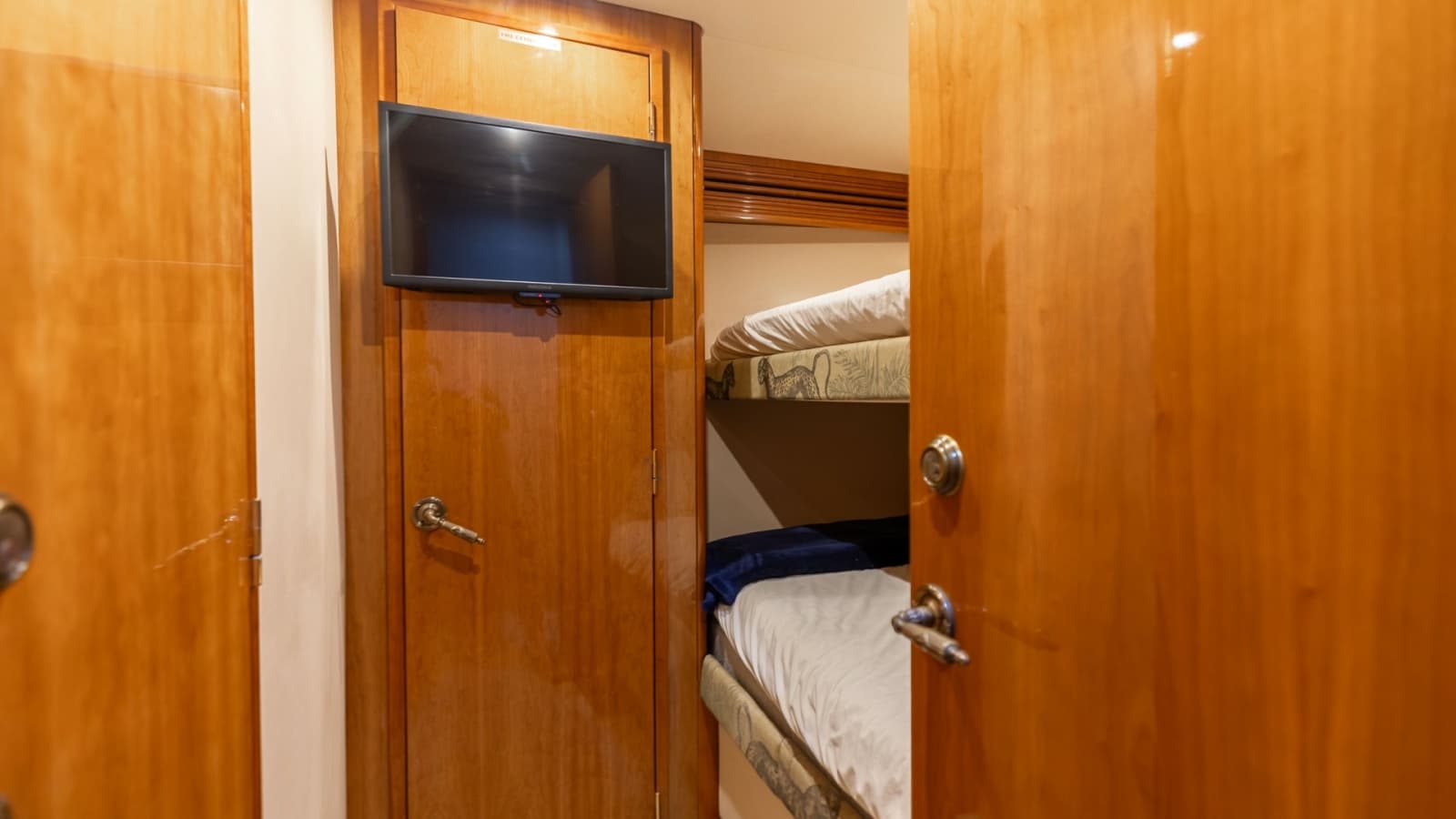 2007 Hatteras 68 Convertible - Photo 33