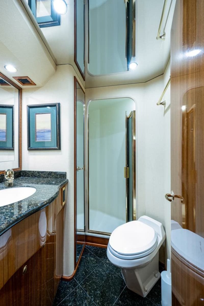 2005 Viking 74 Convertible - Photo 23