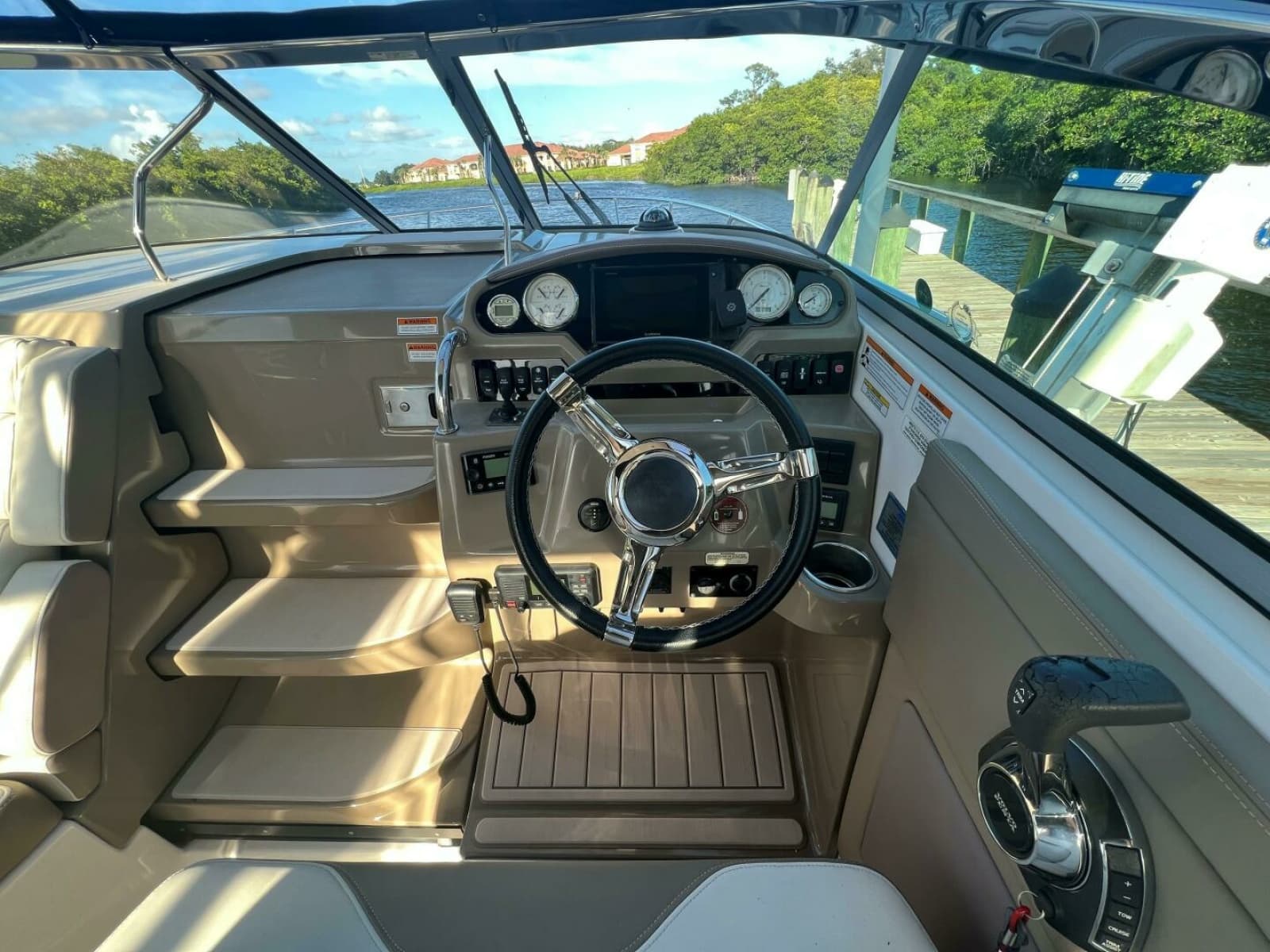 2018 Regal 28 Express - Photo 11