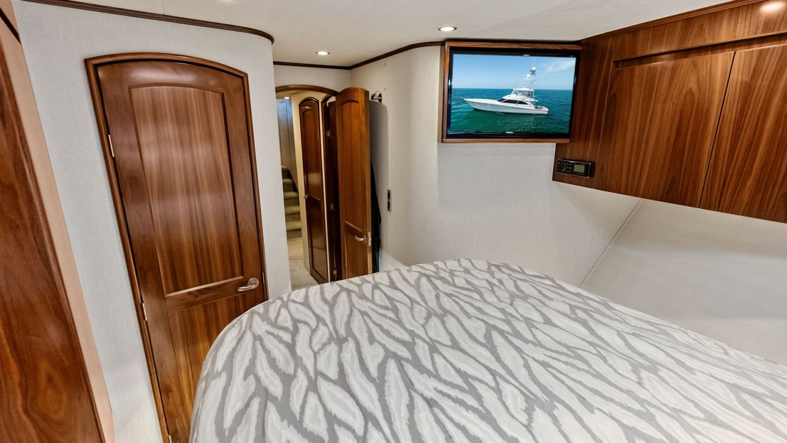 2018 Viking 62 Convertible - Photo 26