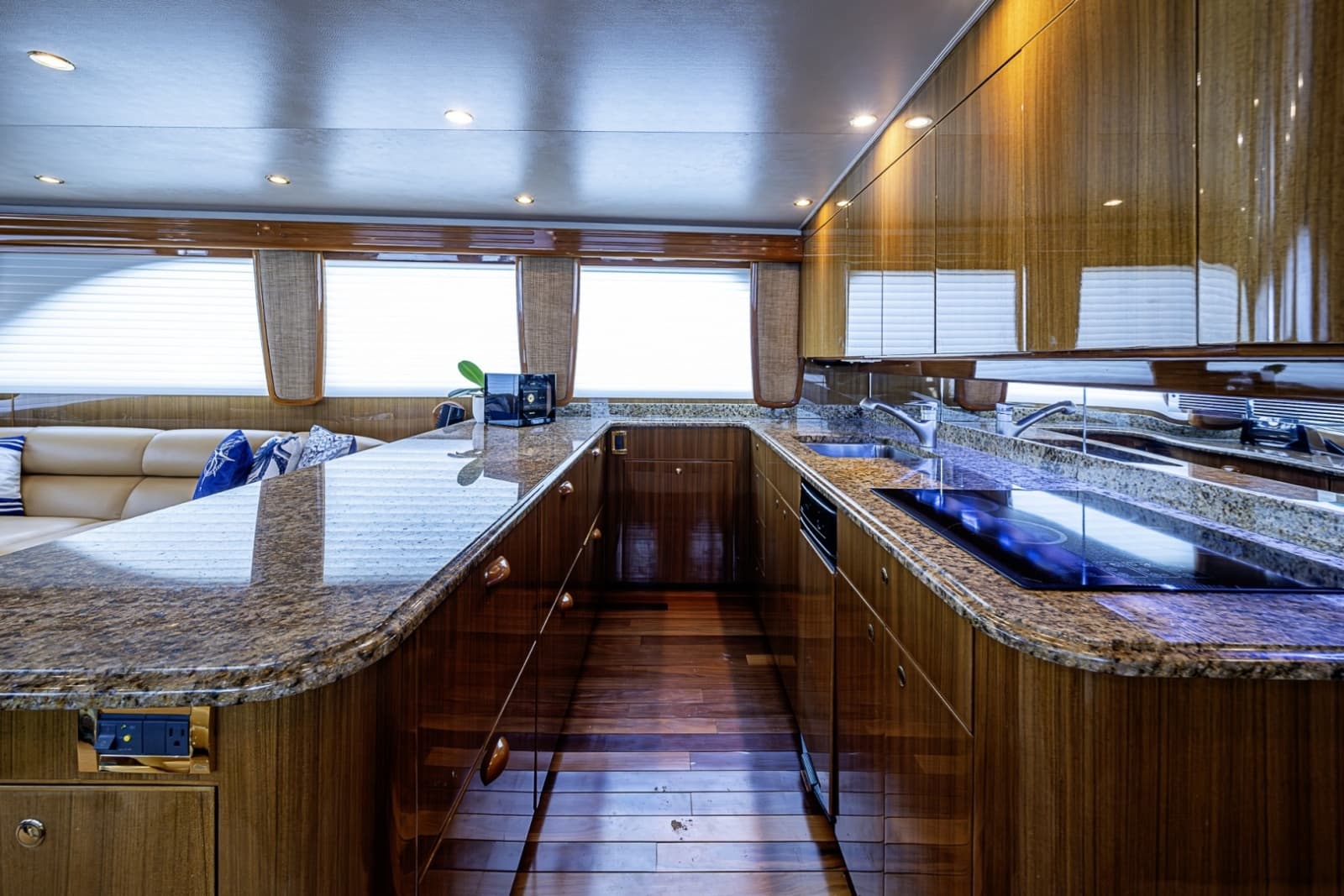 2007 Viking 64 Convertible - Photo 60