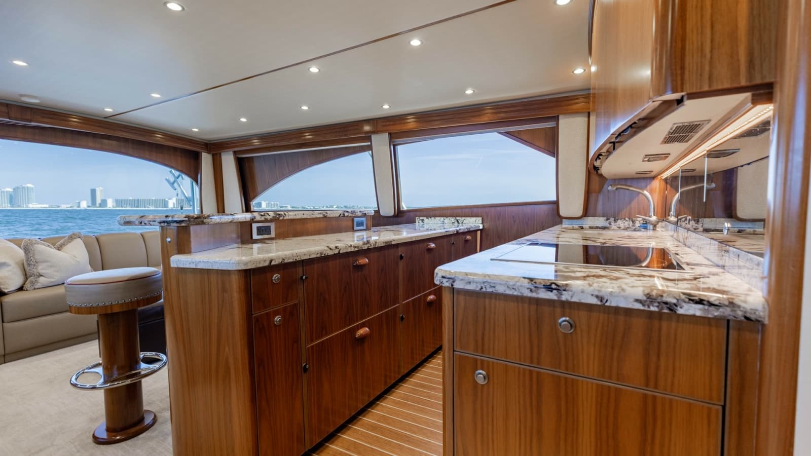 2020 Viking 62 Convertible - Photo 10