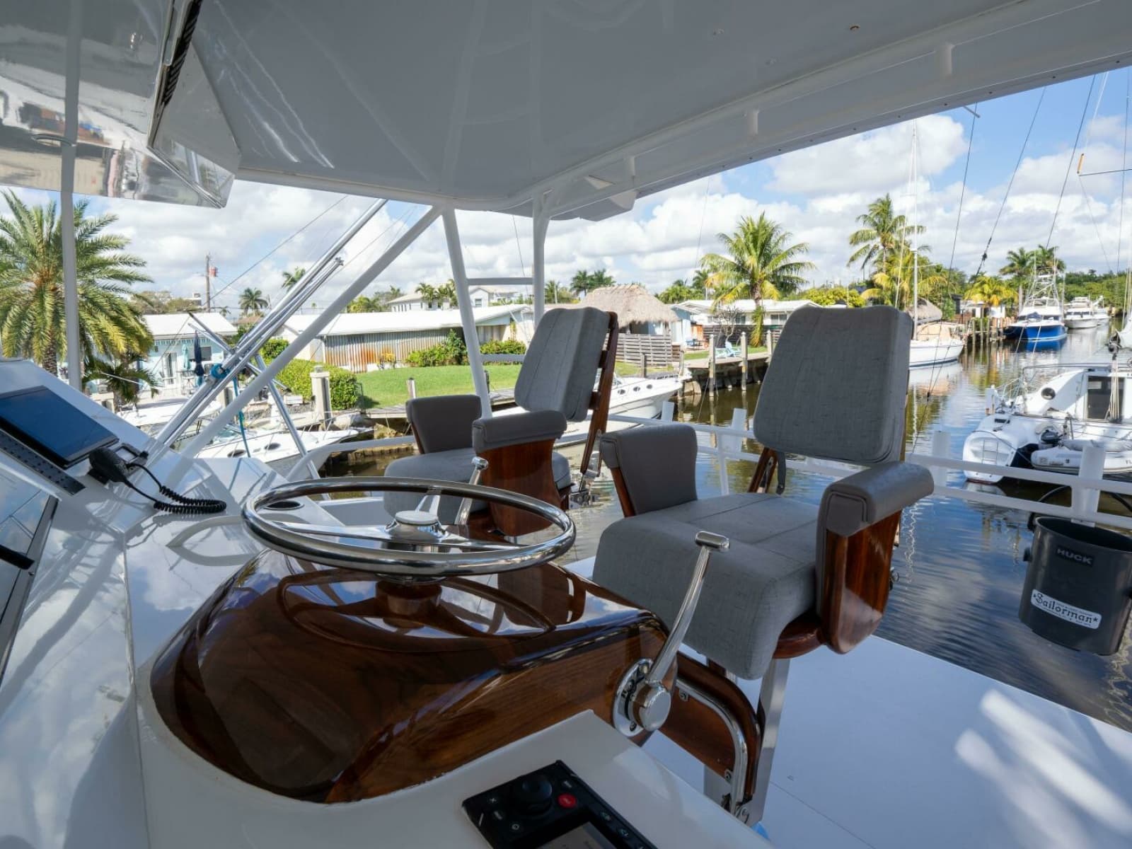 1998 Viking 58 Convertible - Photo 5