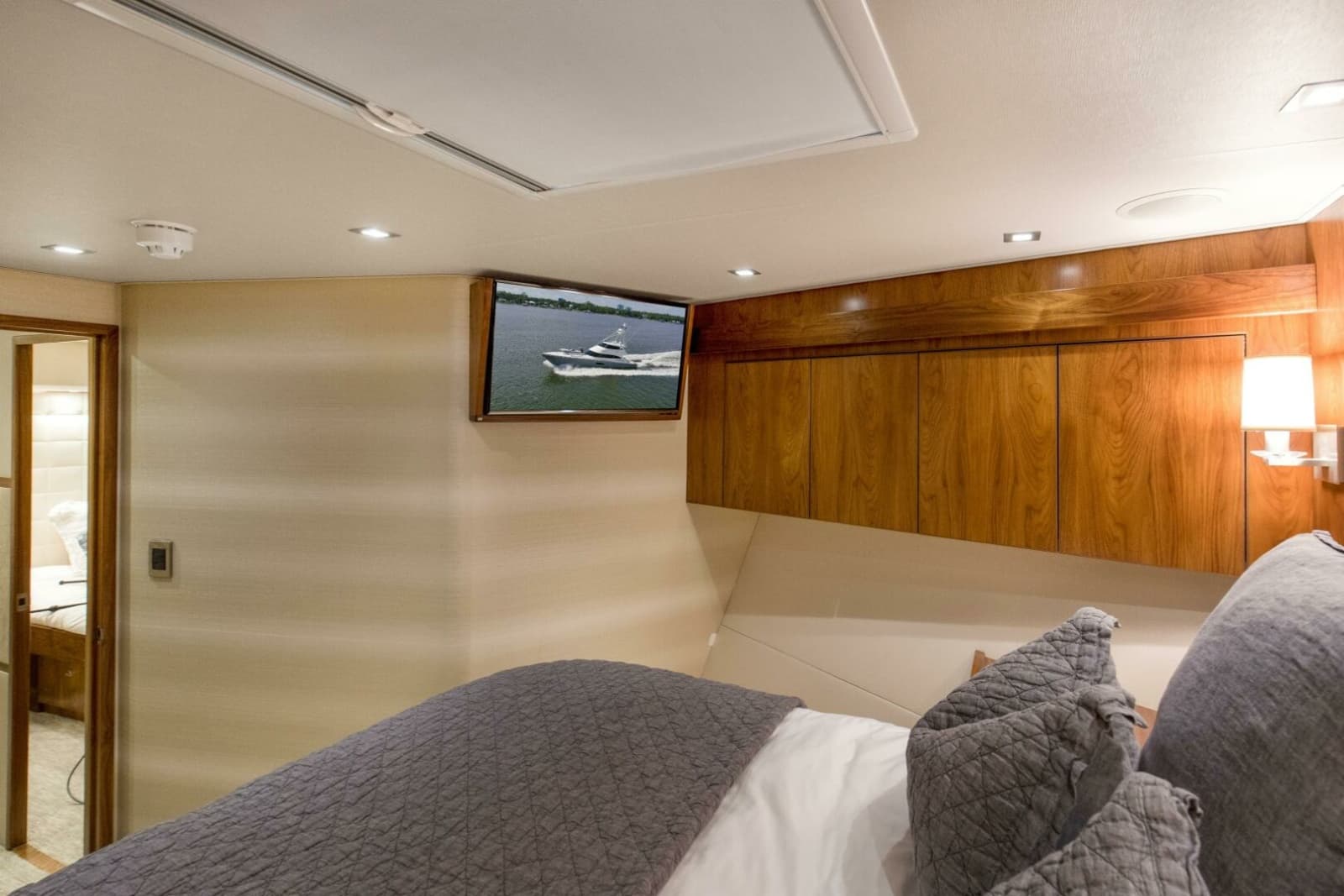2016 Viking 92 Enclosed Bridge - Photo 34