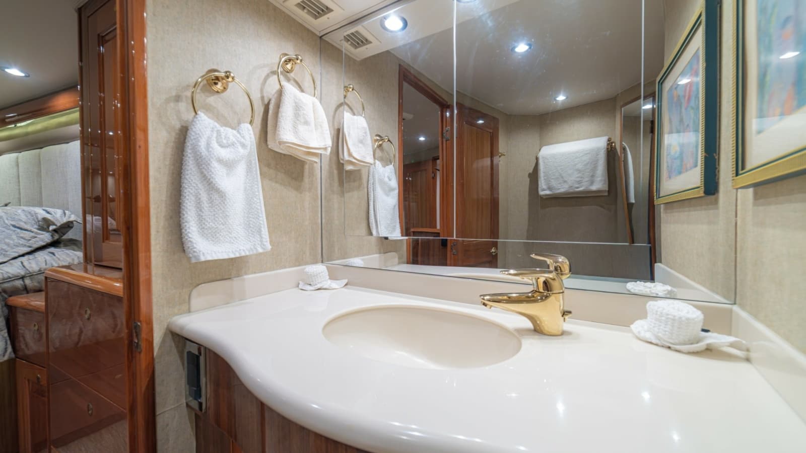 2005 Viking 61 Convertible - Photo 37